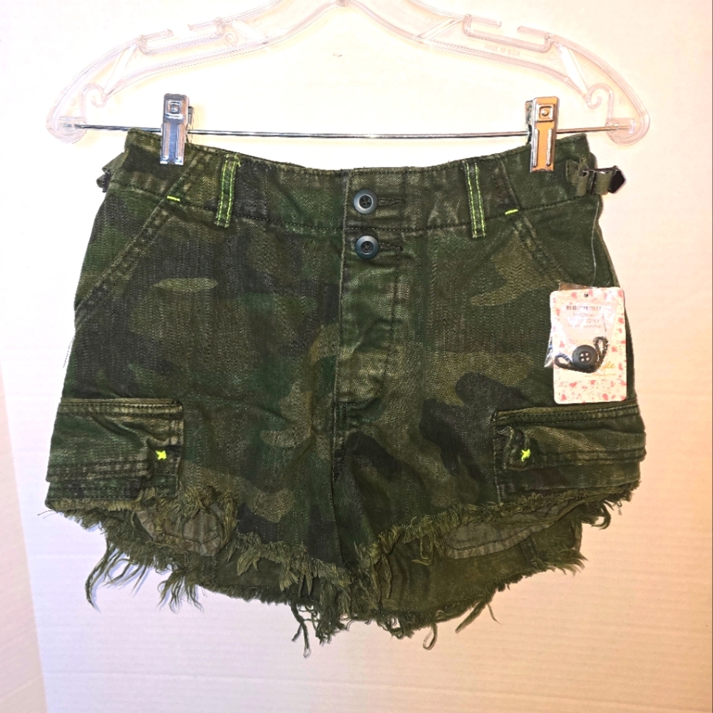NWT We the Free/Free People Camouflage Frayed Hem Shorts size 0